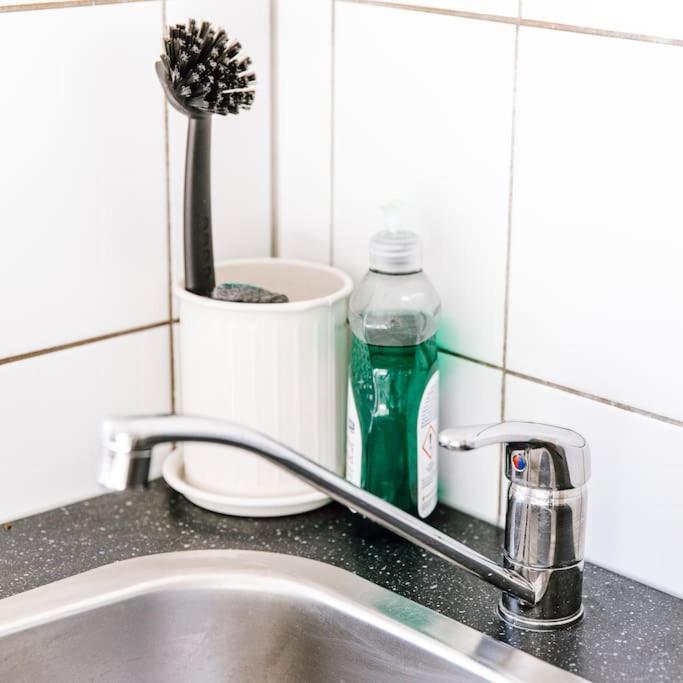 Komplett Neu: 2-Zi Zentral Im Altbau. 24H-Checkin Kiel Kültér fotó