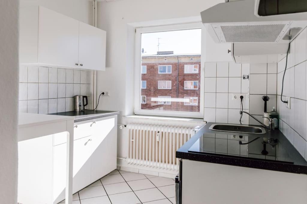 Komplett Neu: 2-Zi Zentral Im Altbau. 24H-Checkin Kiel Kültér fotó